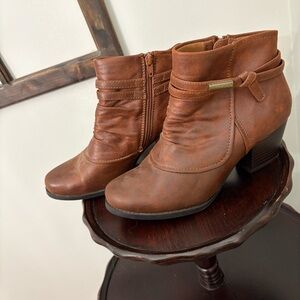 Yuu brown size 9 ankle boots